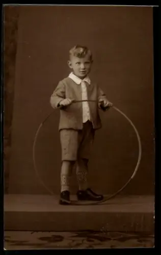 Foto-AK Kleiner Junge mit einem Reifen