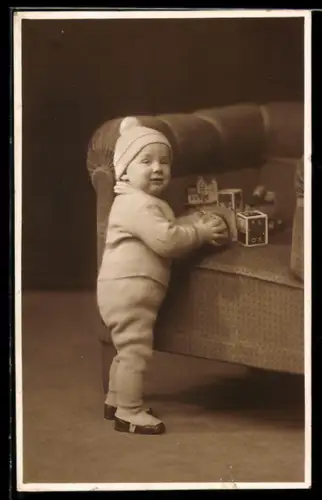 Foto-AK Kleiner Junge mit Spielzeug