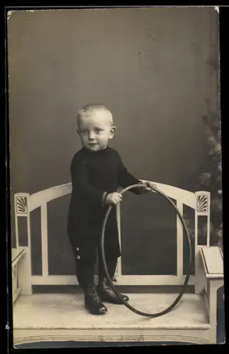 Foto-AK Kleiner Junge mit Spielzeug-Reifen