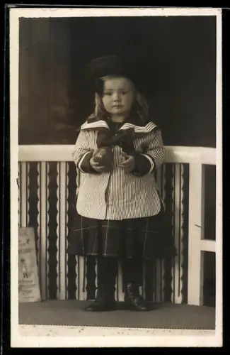 Foto-AK Kleines Mädchen mit einem Ball