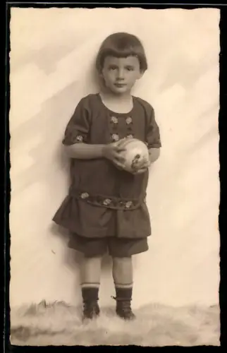 Foto-AK Kleiner Junge mit einem Ball