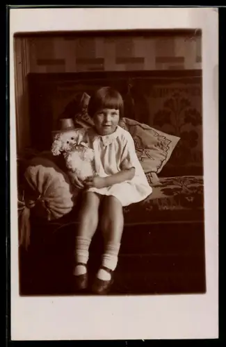 Foto-AK Kleines Mädchen mit Spielzeughund