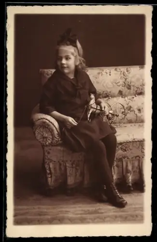 Foto-AK Mädchen mit einem Spielzeugpferd