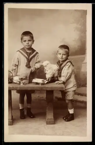 Foto-AK Zwei Jungen mit einem Spielzeugvogel