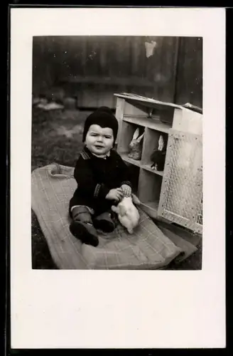 Foto-AK Kleiner Junge mit Spielzeughasen