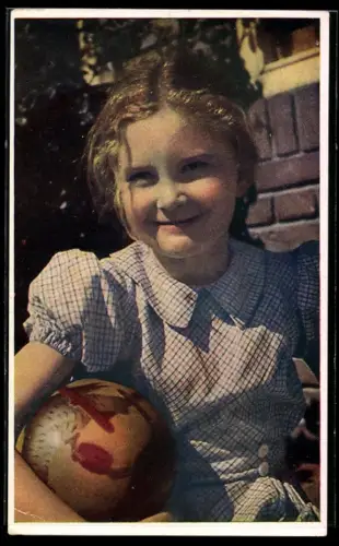 Foto-AK Mädchen im karierten Kleid mit Ball