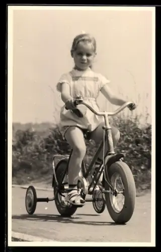 Foto-AK Kleines Mädchen fährt Fahrrad