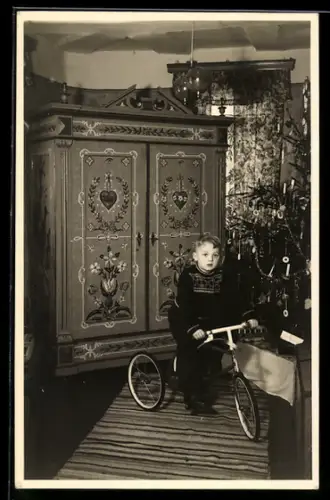 Foto-AK Kleiner Junge mit Dreirad am Tannenbaum