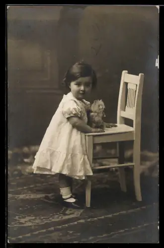 Foto-AK Kleines Mädchen mit Spielzeughund