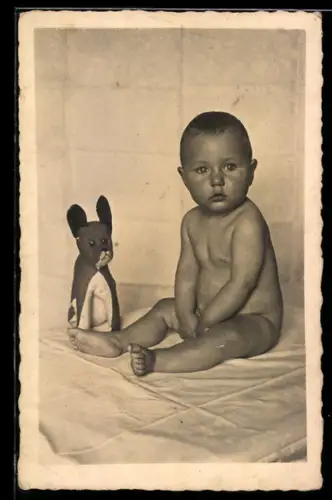 Foto-AK Nackiges Kleinkind mit Spielzeughund