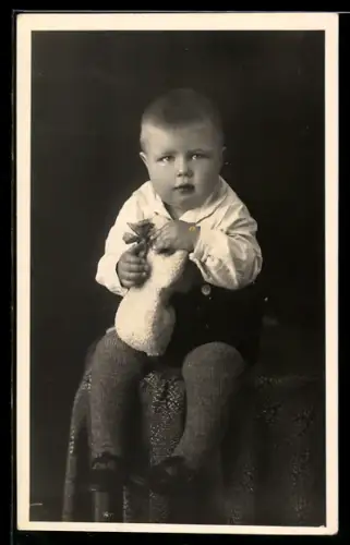 Foto-AK Kleiner Junge mit Spielzeughund