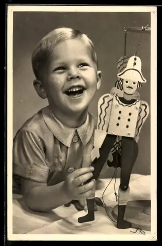 Foto-AK Knabe mit Hampelmann-Soldat