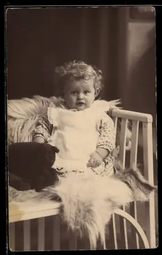 Foto-AK Kleines Kind mit einem Stofftier