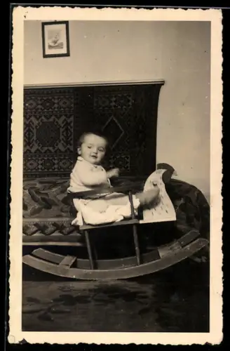 Foto-AK Gertraud im Schaukelpferd, 1940