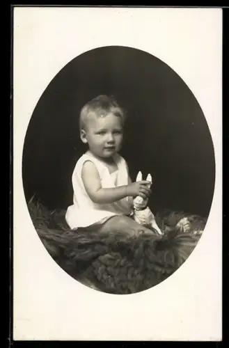 Foto-AK Kleinkind mit einem Spielzeughasen