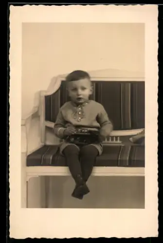Foto-AK Kleiner Junge mit Spielzeug