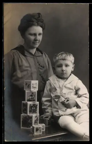 Foto-AK Mutter und Sohn mit Spielzeugwürfeln
