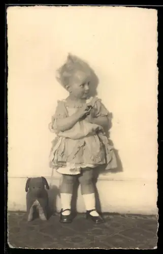 Foto-AK Kleines Kind mit Spielzeughund