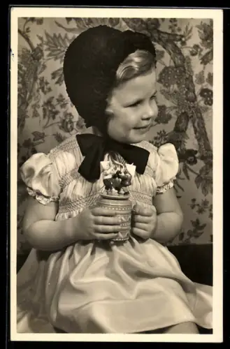 Foto-AK Kleines Mädchen mit einer Spieluhr