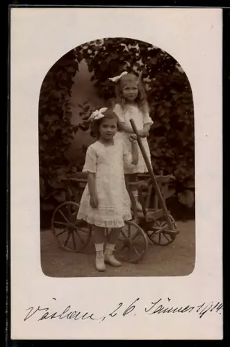 Foto-AK Zwei Mädchen mit Spielzeugkarren