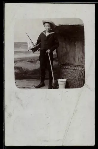 Foto-AK Junge mit Spielzeugboot am Strandboot