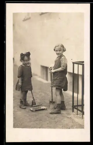 Foto-AK Zwei Mädchen mit einem Spielzeugauto