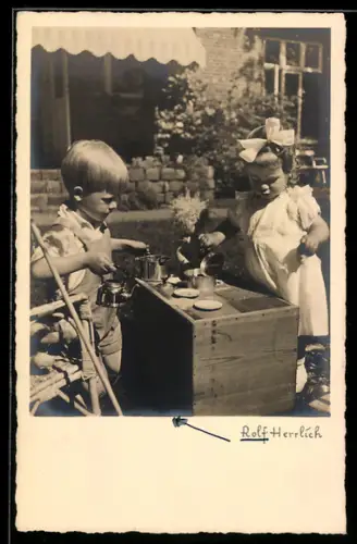 AK Geschwisterpaar mit einer Spielzeugküche