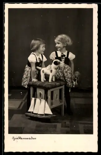 AK Zwei Mädchen mit Puppe, Stofftier und Spielzeugboot