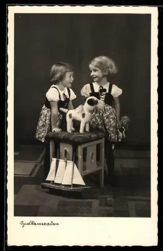 AK Zwei Mädchen mit Puppe, Stofftier und Spielzeugboot