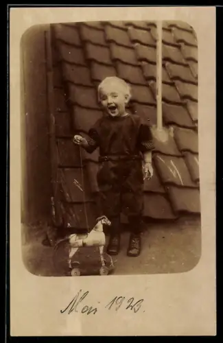 Foto-AK Kleiner Junge mit Spielzeugpferd