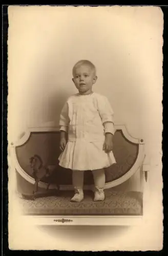 Foto-AK Kleiner Junge mit Spielzeugpferd