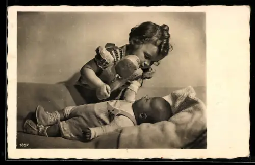 AK Junges Kind zeigt einem Kleinkind einen Spielzeughund