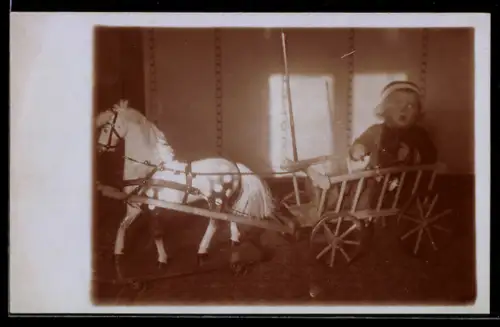 Foto-AK Kleinkind in einer Spielzeugkutsche