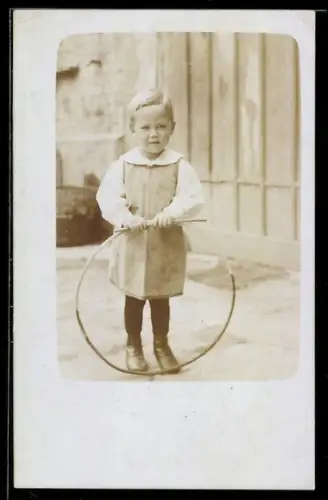 Foto-AK Kleinkind mit Reifenspielzeug