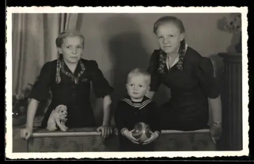 Foto-AK Geschwister mit Ball und Hundespielzeug