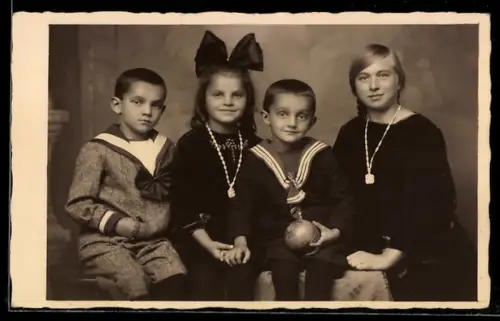 Foto-AK Geschwister mit Spielzeugball