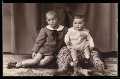 Foto-AK Kleinkinder mit einem Spielzeughund