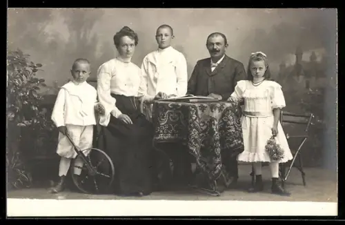 Foto-AK Familie mit einem Einradspielzeug