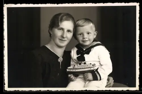 AK Mutter und Kind mit Schiff-Spielzeug