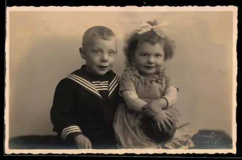 AK Zwei junge Kinder mit einem Spielzeugball