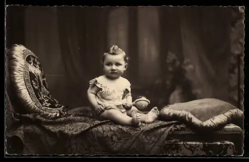 AK Kleinkind mit einem Rassel-Spielzeug