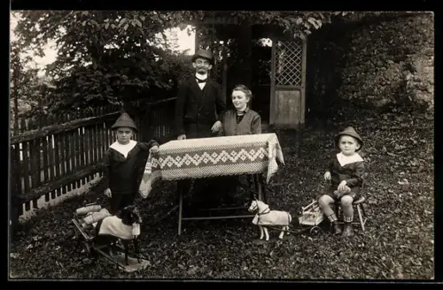 Foto-AK Familie im Garten mit Pferdespielzeugen