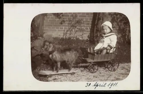 Foto-AK Kleinkind in einer Spielzeugkutsche