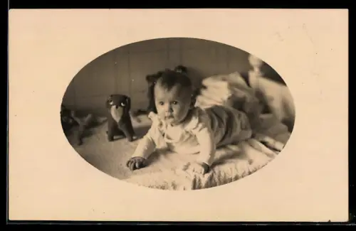 Foto-AK Kleinkind mit einem Spielzeughund