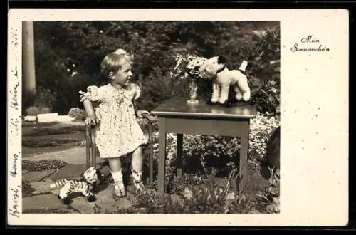 Foto-AK Mädchen mit Spielzeug-Hund und Katze
