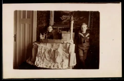 Foto-AK Zwei Kinder mit einer Spielzeugburg