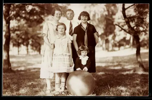 Foto-AK Familie mit einem grossen Ball, Spielzeug