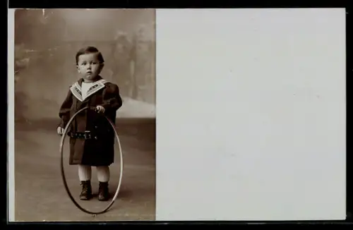 Foto-AK Kind mit einem Reifen, Spielzeug