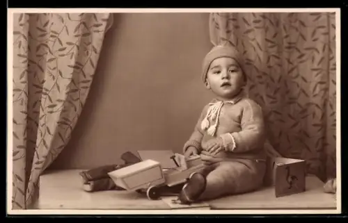 AK Kleinkind mit Autospielzeug