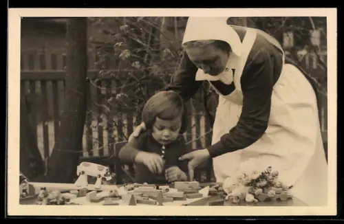 Foto-AK Kleinkind mit Bauklötzchen und Kuhspielzeug